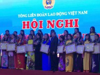 Chị Phạm Minh Hương (thứ hai từ phải qua, hàng đầu tiên) trong Hội nghị biểu dương 90 cán bộ nữ công tiêu biểu toàn quốc