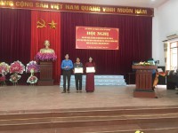 Chị Long Thị Thanh (áo dài đỏ) vinh dự nhận Bằng khen trong phong trào thi đua và hoạt động công đoàn năm 2019