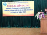 Đ/c Bế Thị Thúy - Hiệu trường trường THPT Thành phố Cao Bằng phát biểu tham luận tại hội nghị biểu dương điển hình tiên tiến.