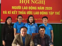 Đồng chí Long Thanh Sơn, Chủ tịch CĐCS và ông Nguyễn Ngọc Trình, Giám đốc Doanh nghiệp ký kết thoả ước lao động tập thể.