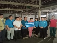 Tập thể BCH CĐCS khối UBN huyện trao tiền hỗ trợ cho đoàn viên Hoàng Văn Hanh.