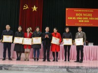 Đồng chí Vương Văn Thảo, Chủ tịch Công đoàn khối UBND huyện trao giấy khen cho các cá nhân có thành tích xuất sắc trong phong trào thi đua và hoạt động công đoàn năm 2020.