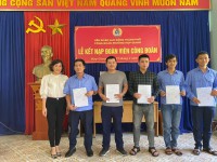 Đ/c Nguyễn Ngọc Hân - Chủ tịch công đoàn cơ quan phường Hợp Giang trao quyết định kết nạp đoàn viên công đoàn cho các đoàn viên.