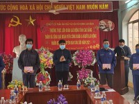 Đồng chí Đỗ Văn Thắng - Tỉnh ủy viên, Chủ tịch LĐLĐ tỉnh trao tặng quà cho công nhân, lao động.