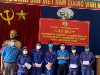 Lãnh đạo LĐLĐ tỉnh Cao Bằng tặng quà cho đoàn viên có hoàn cảnh khó khăn tại Công ty Cổ phần xi măng Cao Bằng.