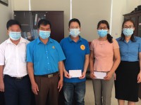 Liên đoàn Lao động huyện Trùng Khánh trao hỗ trợ cho đoàn viên có hoàn cảnh khó khăn do ảnh hưởng bởi dịch bệnh Covid-19.