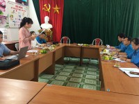 Đoàn kiểm tra LĐLĐ tỉnh Cao Bằng làm tại CĐCS Trường Mầm non thị trấn Pác Miầu.