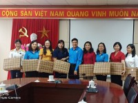 Đồng chí Đỗ Văn Thắng, Ủy viên BCH Đảng bộ tỉnh, UVBCH Tổng LĐLĐ Việt nam, Chủ tịch LĐLĐ tỉnh tặng quà cho các đại biểu nữ CNVCLĐ.