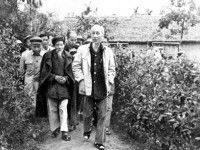 Bác Hồ về thăm lại ngôi nhà xưa ở làng Kim Liên trong lần đầu về thăm quê sau 51 năm xa cách (ngày 14/6/1957) - Ảnh tư liệu