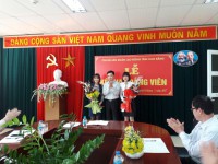 Đồng chí Bế Thanh Tịnh - Bí thư chi bộ cơ quan tặng hoa chúc mừng 02 đồng chí đảng viên mới