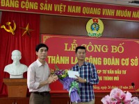 Đ/c Phạm Đức Khôi, Phó chủ tịch LĐLĐ tỉnh trao các Quyết định và tặng hoa chúc mừng đ/c chủ tịch CĐCS