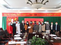 Đồng chí Nguyễn Quỳnh Anh - Phó Giám đốc, Chủ tịch Công đoàn Trung tâm trao kinh phí hỗ trợ cho đoàn viên công đoàn Đàm Thị Thủy