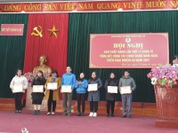 Đồng chí Nguyễn Thị Kim Huệ - Chủ tịch LĐLĐ thành phố tặng giấy khen cho các tập thể và cá nhân.