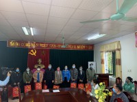 Đồng chí Nguyễn Mai Hiên- Chủ tịch LĐLĐ huyện thừa ủy quyền Ban tổ chức "Tết sum vầy" trao quà cho các đoàn viên, người lao động có hoàn cảnh khó khăn.