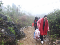 Công đoàn cơ sở phối hợp với Hội chữ thập đỏ cơ quan Văn phòng Tỉnh ủy Cao Bằng chung tay chăm lo tết cho người nghèo xóm Lũng Nhùng, xã Quý Quân, huyện Hà Quảng.