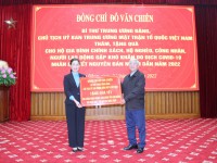 Đồng chí Đỗ Văn Chiến - Bí thư Trung ương Đảng, Chủ tịch Ủy ban Trung ương MTTQ Việt Nam thăm và tặng quà cho công nhân lao động nhân dịp Tết Nguyên đán Nhâm Dần 2022 tại tỉnh Cao Bằng.