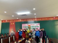 Liên đoàn Lao động tỉnh cùng Khối thi đua Mặt trận Tổ quốc và các tổ chức chính trị - xã hội tỉnh thăm, chúc mừng các đơn vị y tế trên địa bàn tỉnh Cao Bằng.