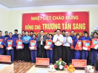 Đồng chí Trương Tấn Sang, nguyên Ủy viên Bộ Chính trị, nguyên Chủ tịch Nước Cộng hòa xã hội Chủ nghĩa Việt Nam đến thăm Công ty cổ phần khoáng sản và công nghiệp Cao Bằng, dự Lễ công bố quyết định thành lập Công đoàn cơ sở