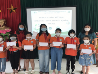 Trao giải cho các em học sinh đạt giải trong cuộc thi "Ngày hội sách việt nam - văn hóa đọc năm 2022"