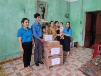 Đồng chí Phạm Đức Khôi - Phó Chủ tịch Liên đoàn Lao động tỉnh thăm và tặng quà cho đoàn viên có hoàn cảnh khó khăn