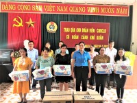 Liên đoàn Lao động Huyện Hạ Lang trao quà cho nữ đoàn viên, CNVCLĐ có hoàn cảnh khó khăn đang nuôi con nhỏ