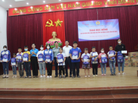 Liên đoàn Lao động huyện Hà Quảng tiếp nhận và trao học bổng cho con đoàn viên, CNVCLĐ có hoàn cảnh khó khăn