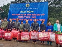 LĐLĐ tỉnh Cao Bằng: Nhiều hoạt động, phần quà ý nghĩa tiếp tục được trao đến người dân Huyện Hà Quảng