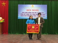 Đc Phạm Đức Khôi  Phó CT LĐLĐ tỉnh, trao cờ cho LĐLĐ Nguyên Bình