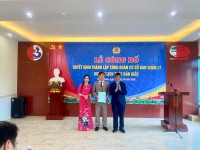 Đ c Nguyễn Văn Khoa, Chủ tịch LĐLĐ huyện Trùng Khánh trao QĐ thành lập CĐCS cho BCH lâm thời