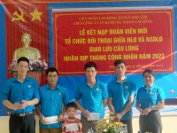 ĐC Lã Văn Huấn Phó chủ tịch LĐLĐ huyện Bảo Lâm trao quà cho các ĐVCĐ có Hoàn cảnh khó khăn nhân dịp tháng Công nhân