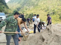 Công đoàn cơ sở xã Trương Lương hỗ trợ vận chuyển vật liệu xóa nhà dột nát cho hộ nghèo