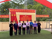 Liên đoàn Lao động tỉnh Cao Bằng tặng quà Liên khu Dân cư huyện Quảng Hòa nhân dịp Ngày hội Đại đoàn kết toàn dân tộc