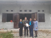Liên đoàn Lao động huyện Trùng Khánh trao tiền hỗ trợ đoàn viên có hoàn cảnh khó khăn