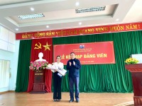Đoàn viên công đoàn cơ sở Khối Dân vận huyện Hòa An được vinh dự đứng trong hàng ngũ của Đảng cộng sản Việt Nam.