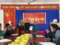 Lễ kết nạp đoàn viên Công đoàn ưu tú vào Đảng Cộng sản Việt Nam