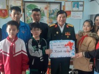 Công đoàn cơ sở trường Tiểu học thị trấn Trùng Khánh thăm, tặng quà gia thương binh, liệt sĩ