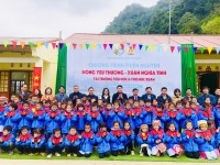 Công đoàn Học viện tài chính thăm, tặng quà “Đông yêu thương - Xuân nghĩa tình” tại trường Tiểu học và THCS Đức Xuân Huyện Hòa An