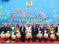 Phó Trưởng Ban Thường trực Ban Tuyên giáo Trung ương Lại Xuân Môn tặng quà công nhân lao động, trẻ em và nhân dân có hoàn cảnh khó khăn tại một số huyện trên địa bàn tỉnh Cao Bằng
