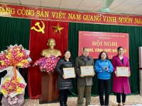 Đồng chí Nguyễn Mai Hiên   Chủ tịch LĐLĐ huyện trao giấy khen các cá nhân đạt thành tích xuất sắc trong hoạt động công đoàn năm 2023