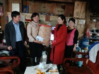 Công đoàn cơ sở Khối dân vận huyện Hòa An, thăm tặng quà đoàn viên có hoàn cảnh khó khăn