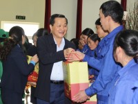 Đồng chí Lê Minh Khái - Phó Thủ tướng Chính phủ chúc Tết, tặng quà công nhân, người lao động tại tỉnh Cao Bằng