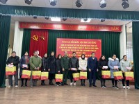 Đoàn đại biểu Quốc hội tỉnh Cao Bằng tặng quà công nhân, viên chức, lao động có hoàn cảnh khó khăn