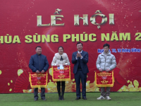Đc Nguyễn Phương Huy   Chủ tịch UBND huyện trao giải môn Nhảy bao