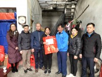 Liên đoàn Lao động huyện Trùng Khánh trao tiền hỗ trợ đoàn viên bị cháy nhà