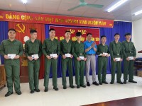 LĐLĐ huyện Thạch An tặng quà động viên thanh niên lên đường nhập ngũ năm 2024