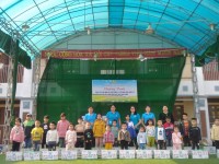 Đc Hoàng Thị Ngoan   Chủ tịch LĐLĐ huyện trao sữa cho học sinh trường MN, TH Thị Hoa