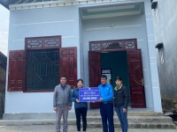 Liên đoàn Lao động huyện Trùng Khánh trao tiền hỗ trợ làm nhà Mái ấm Công đoàn