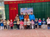 LĐLĐ huyện Trùng Khánh: Trao tặng sữa cho học sinh có hoàn cảnh khó khăn