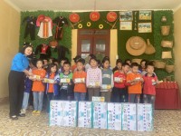 Liên đoàn Lao động huyện Bảo Lạc trao sữa các em học sinh có hoàn cảnh khó khăn
