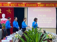 Đoàn viên công đoàn cơ quan LĐLĐ tỉnh ủng hộ Chương trình “Chắp cánh ước mơ” do Ủy ban MTTQ tỉnh Cao Bằng phát động